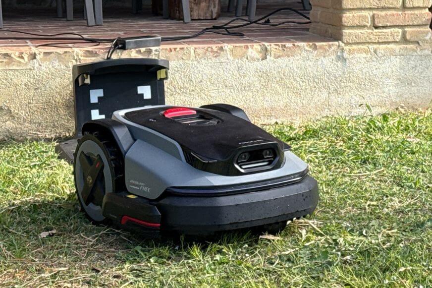 Der Roborock RockMow S1 Mähroboter wird von vorne gezeigt und man sieht die zwei V-SLAM RGB-Kameras im Test
